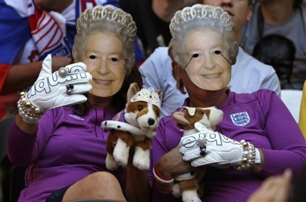 Có ý tưởng lạ lùng nhất:: đeo mặt nạ nữ hoàng Elizabeth II cổ vũ.